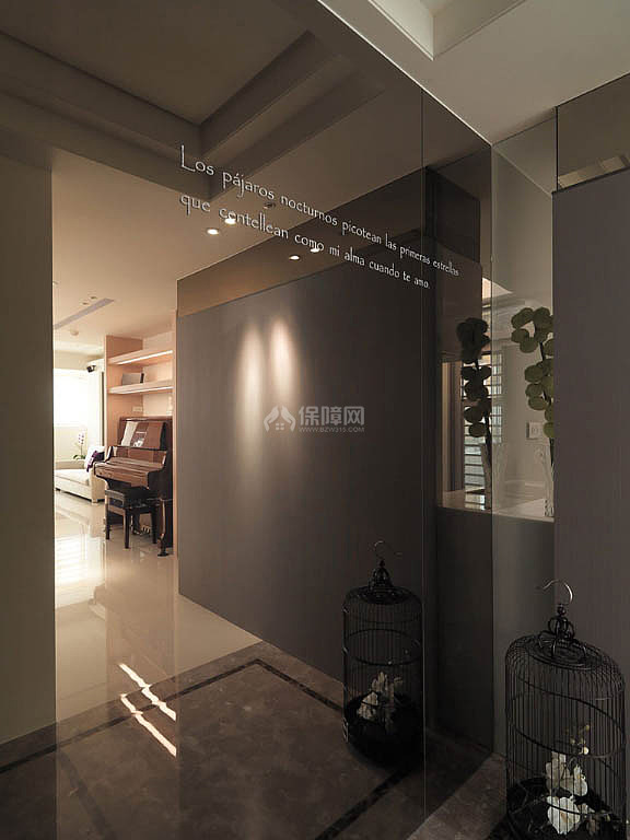 玄關(guān)的端景、大理石地坪以及茶鏡的設(shè)計(jì)，不但讓空間感