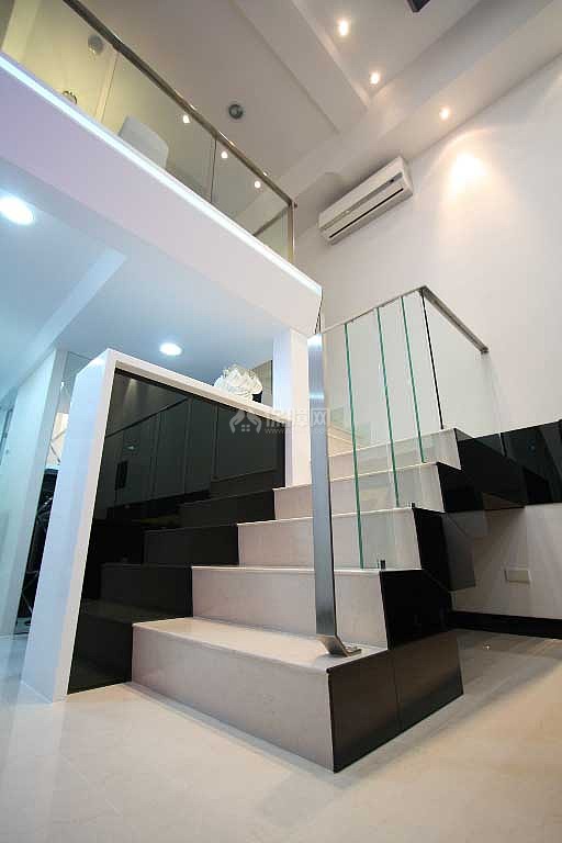 设计师在夹层餐厅处新设置的不锈钢铁件楼梯，将一、二
