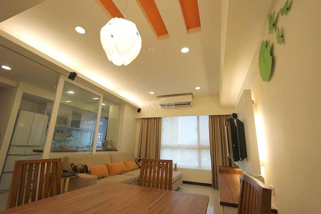 客厅区域摒去传统的生冷墙面，与餐厅采开放式空间表现