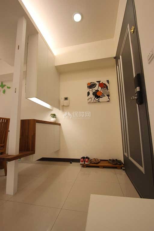 玄关利用柜体的双面设计，既为端景、同时为客厅的展示