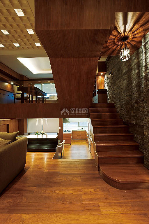 空間局部搭配進(jìn)口原石、板巖等自然素材，穿插品牌家具