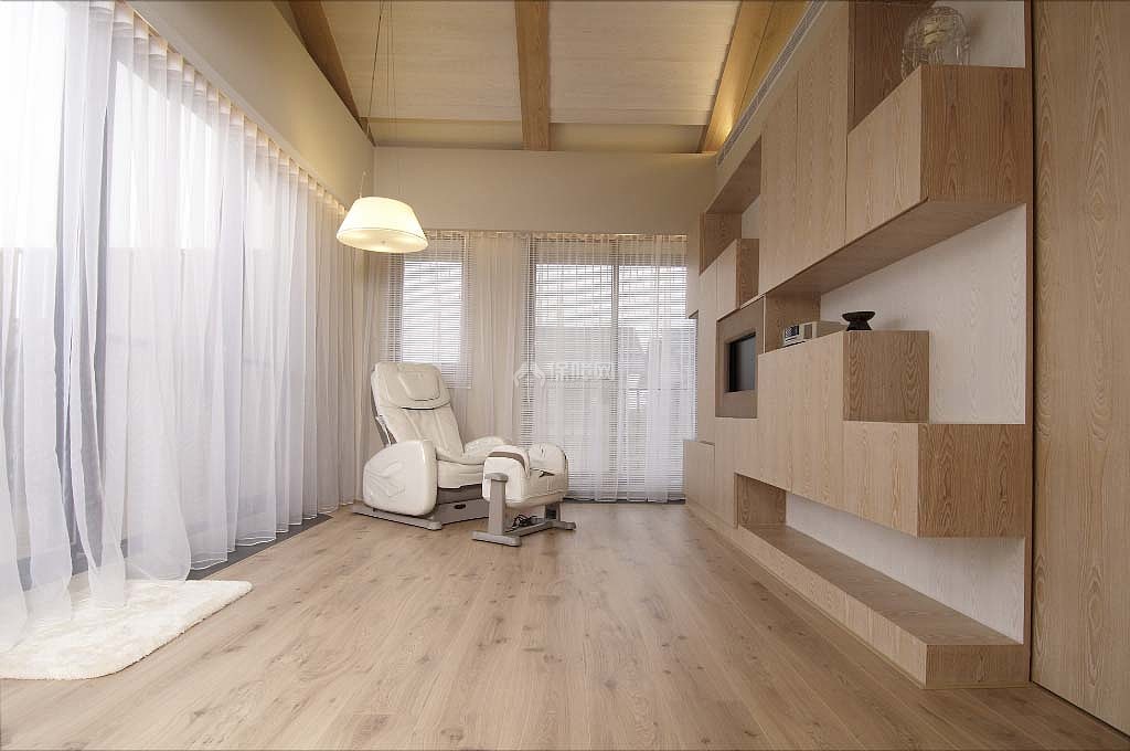 二楼起居室以木皮横贴，木地板选用德国进口超耐磨地板