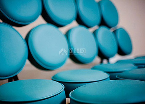 鼓面式沙发rnrn　　特点：用一个个小圆形垫子贴在