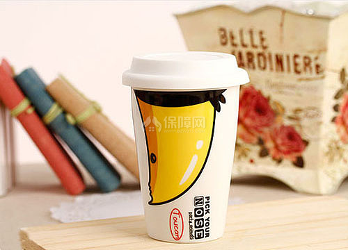 动物嘴巴rnrn　　摒弃手中的纸杯，带上手中的动物