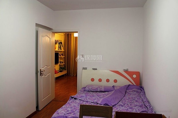 另外的卧室很简单，这个本来当做是我们的过渡房，只要