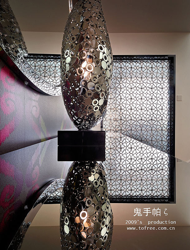 二樓上來(lái)樓梯正對(duì)面的玄關(guān)臺(tái)，背后那雕刻玻璃內(nèi)是男主
