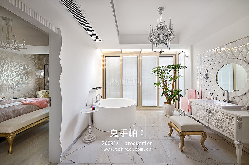 主衛(wèi)分為兩部分，淋浴區(qū)為了避免腳踩著濕漉漉的，地面