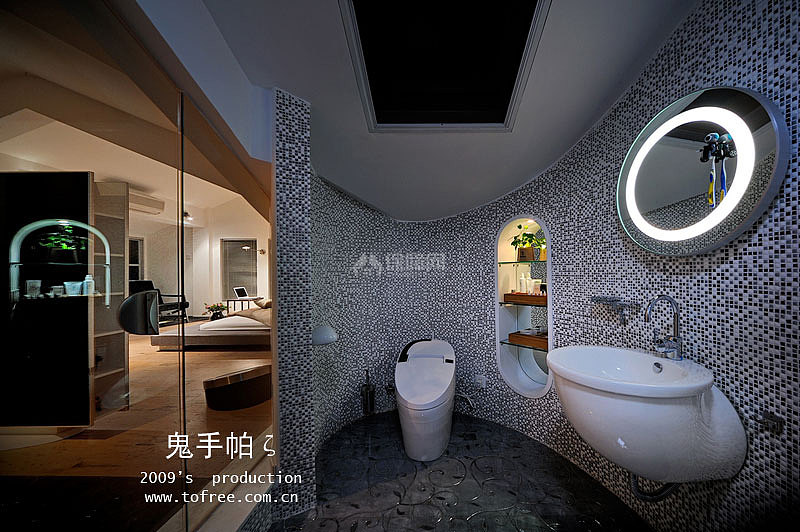 兒的WC本來(lái)沒(méi)有自然采光，開(kāi)了個(gè)天窗，軟木地板不同