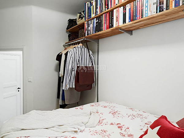 平时要穿的衣服就挂在这，找起来也方便。
