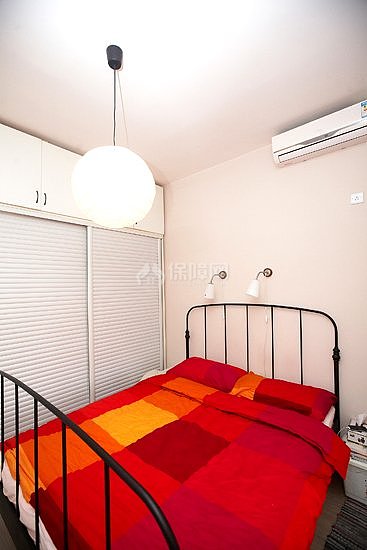 臥室，鐵藝床和燈具購(gòu)于宜家。衣柜也做貴了，這么小一
