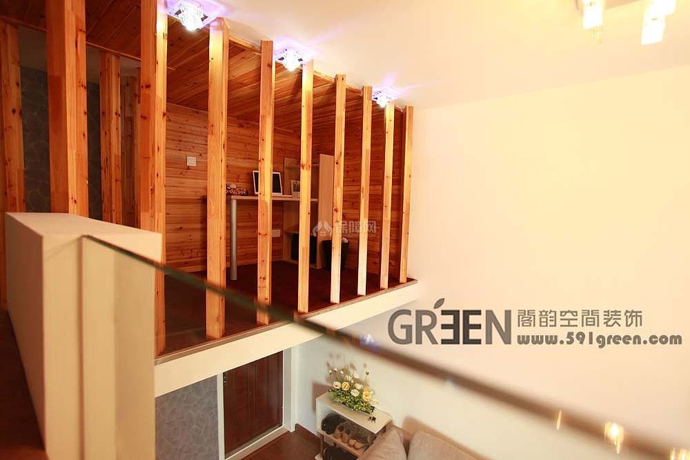 龙骨式的原木隔断，保护你的安全，却又不阻隔视野，迷