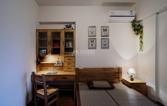 进入儿子的卧室，原木色的家具呈现，用太阳花的藤蔓装