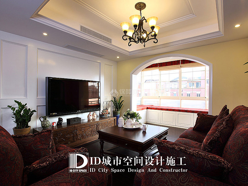 步入客厅，红色的绒面沙发首先映入眼帘，雍容华贵的面