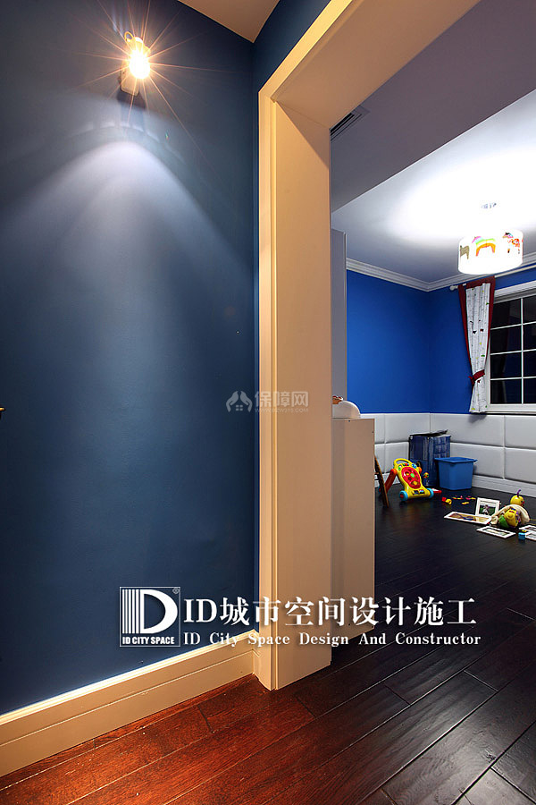 让我们进入这一片蓝色的空间，蓝蓝的背景，就像蓝天大