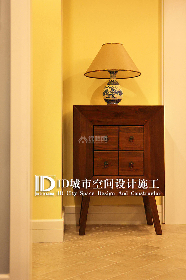 换一个角度，由多个正四方组成的鞋柜，时尚又复古。暖