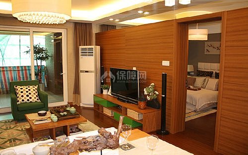 深綠色和原木色為主，春天的氣息撲面而來(lái)。