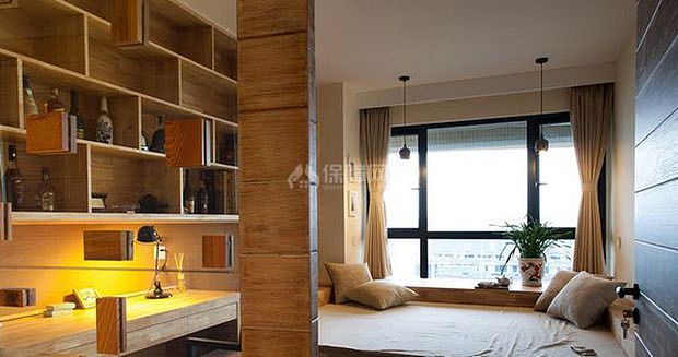 飄窗之上，擺放著茶具，看著外面的風(fēng)景。