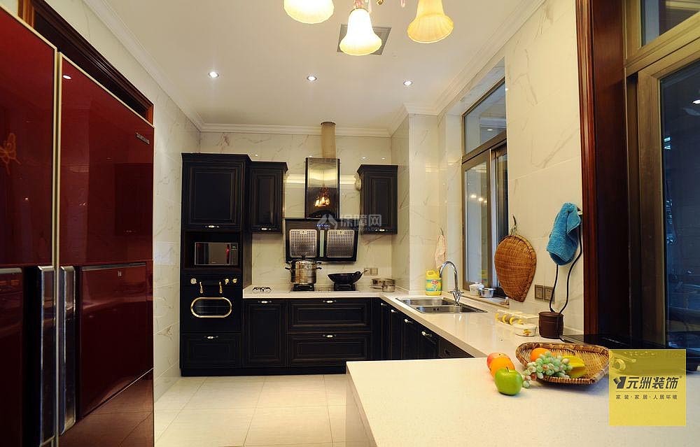 厨房设计似乎简单了许多，经典的黑色与艳丽的红色成为