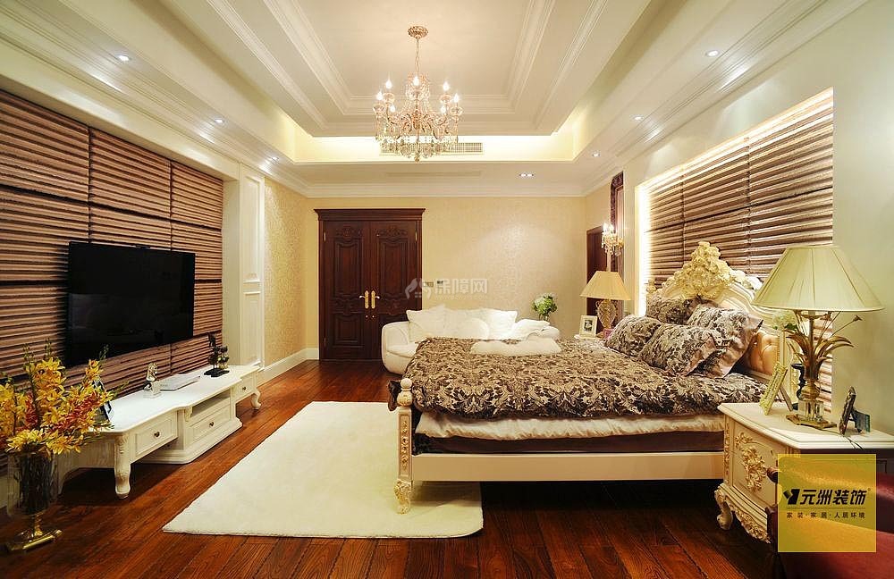 卧室的设计十分尊贵，新古典式的床柜烘托出别墅的气质
