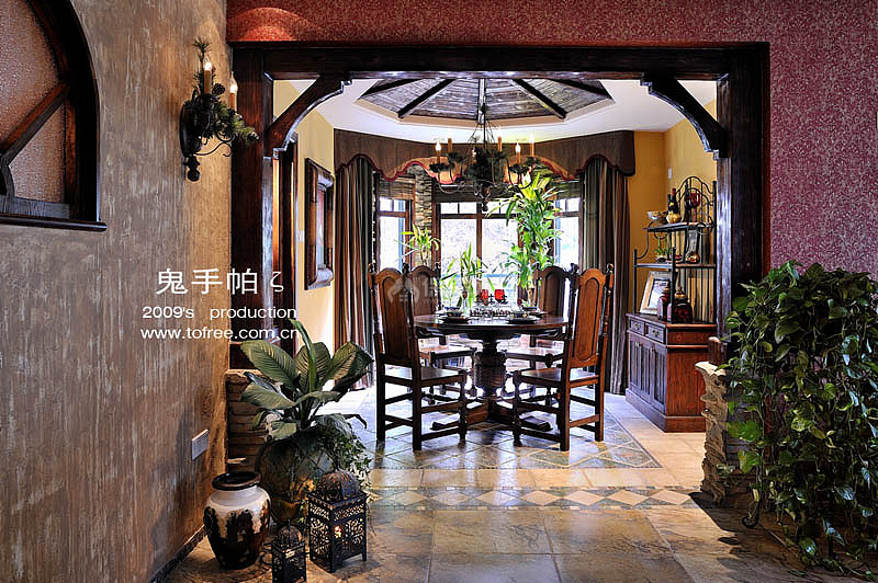 窗外的植物被木窗框圈得象副画，而从客厅看餐厅，文化