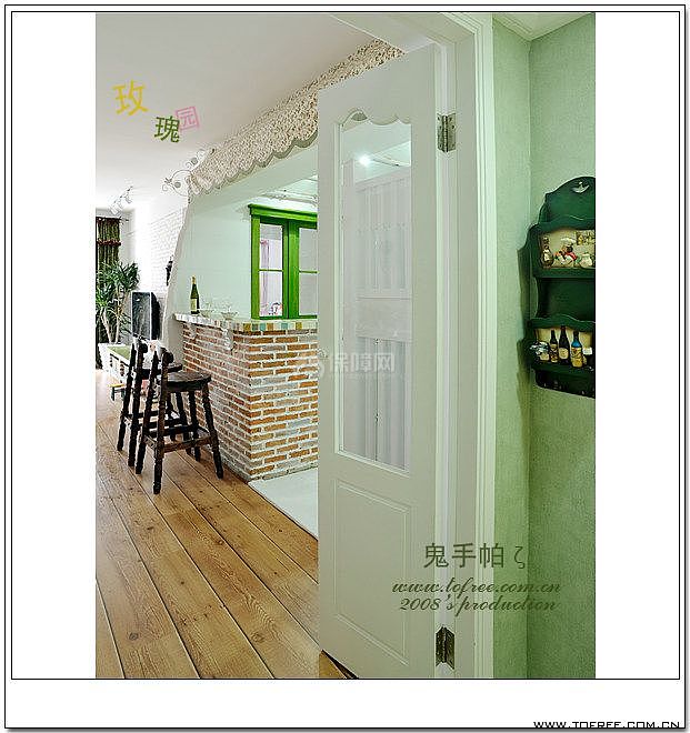 为了夏天空调不浪费，玄关和餐厅做了个小双门，这地方