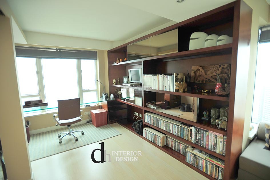 客廳與書房采用半開放式的設(shè)計(jì)，充足的光線灑滿書房，