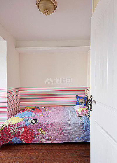 女儿房，床上用品是她自己选的，看到白雪公主就迈不开