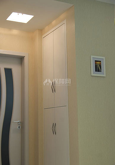 客厅与餐厅的中间，有一个小过道，本来这里应该是卫生