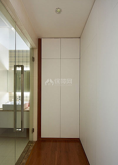主卧的大衣柜，容积挺大的，我现在有点后悔，要是不做