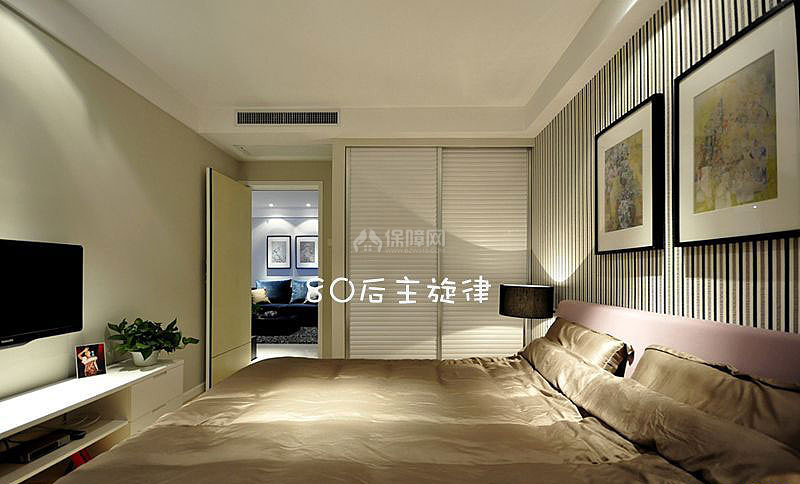 從這里可以看到移門(mén)衣柜與房門(mén)。