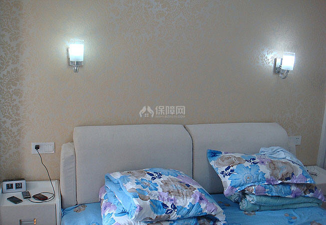 接下来是卧室，比较清爽、简单、温馨！