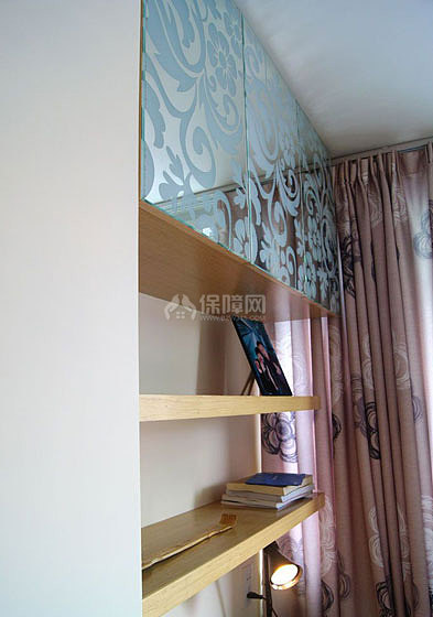 书柜和小客厅的柜门是一致的。设计师说这样有一种延续
