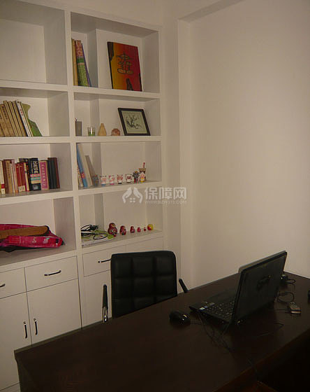 书房书桌，我家三个房间都有书桌书架，养成读书的习惯