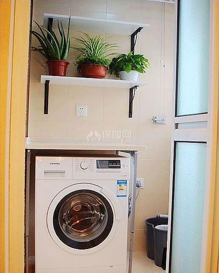 迷你工作阳台，本来没这么小，一部分让给了厨房。