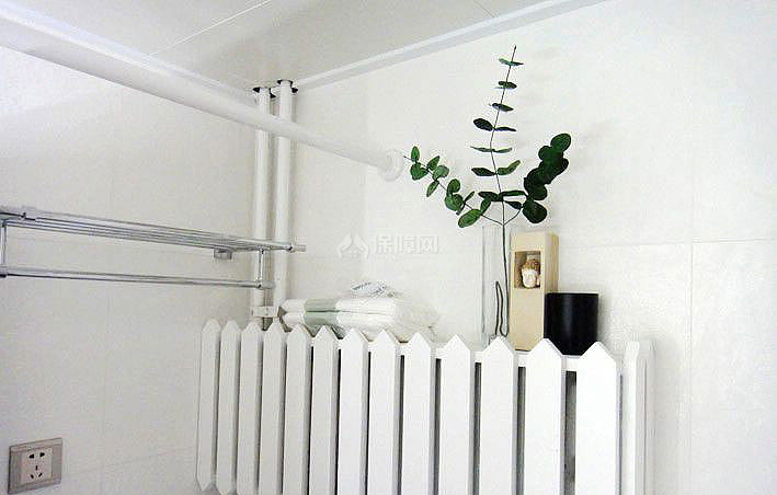 浴室里的小物件，前屋主留下来的很有爱的暖气罩。