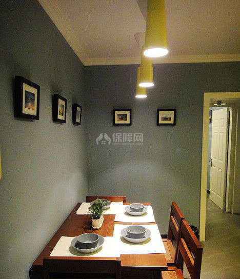 客厅还是小了点，所以平时没客人来的时候，餐桌靠墙放