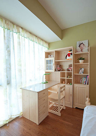 儿童房一角，通通都是原木的家具，健康环保。