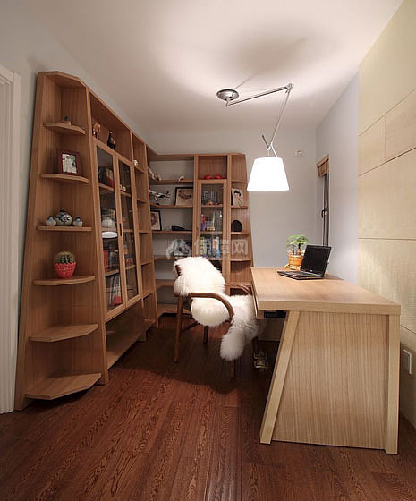 书房里的所有家具是全套的实木家具。