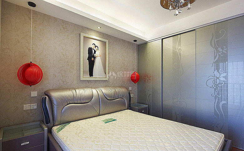 主臥，還有些軟裝沒有到位，婚紗照已經(jīng)掛上去了。