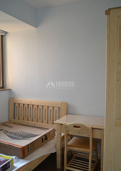 小孩房是超迷你的那种，家具都是松木的家具，男孩子不
