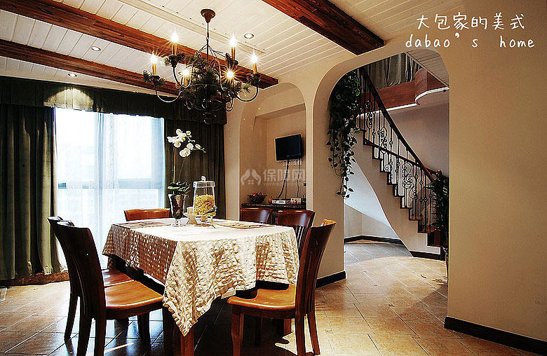 白色墻壁搭配咖色餐桌，增加了用餐時候的原生態(tài)氛圍，