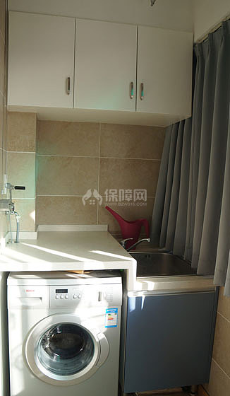  阳台上的上柜和下柜美观而实用。
