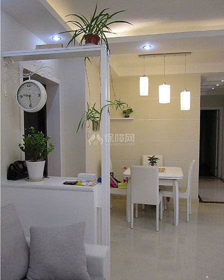 餐廳全景，拍的比較遠(yuǎn)，玄關(guān)柜很好的起到了隔斷餐客廳