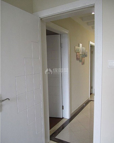 這是過道，打開門看見的是客廳和主臥的通道。rn