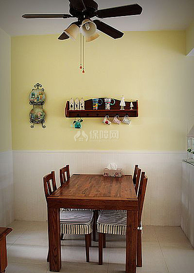 由于客厅用了仿古的大扇灯，本来餐厅想用其他灯饰。 