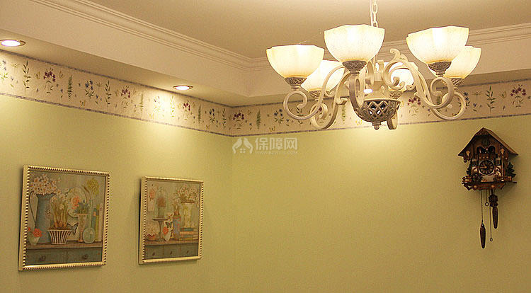 白色的燈。真的很喜歡白色??！壁畫的玻璃是裝了磨砂的