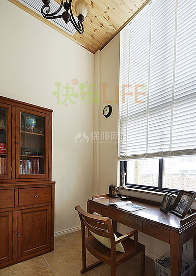 书柜是网上定制的，材质做工都不错。