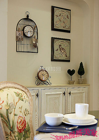 鸟笼钟和小鸟的画都是我网上淘来的，放在餐厅的墙面上