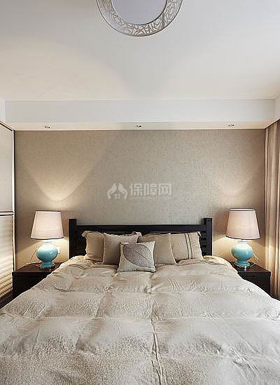 主卧，老公不喜欢床后挂画所以就没挂。