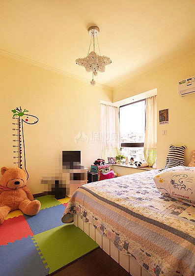 一眼就可以认出这里就是儿童房吧？记录小孩成长的墙贴